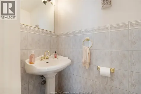 1075 Stoneybrook Windsor ON N9G 2Y3