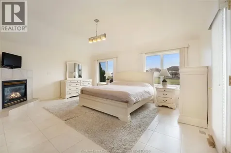 1075 Stoneybrook Windsor ON N9G 2Y3
