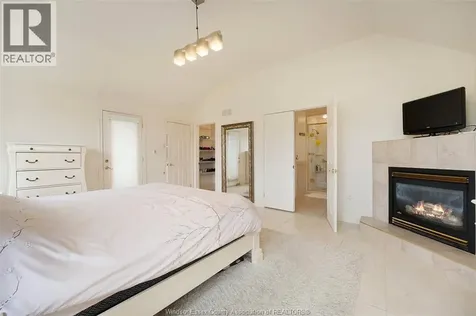 1075 Stoneybrook Windsor ON N9G 2Y3