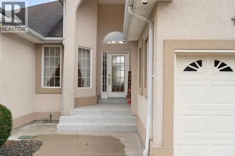 1075 Stoneybrook Windsor ON N9G 2Y3
