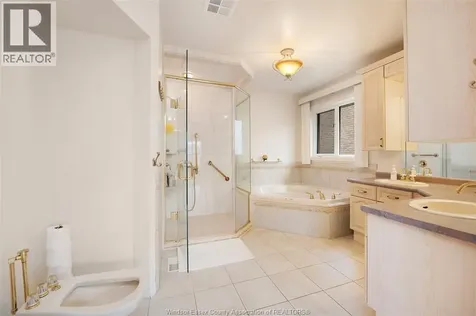 1075 Stoneybrook Windsor ON N9G 2Y3