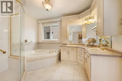 1075 Stoneybrook Windsor ON N9G 2Y3