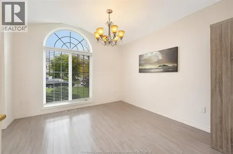 1075 Stoneybrook Windsor ON N9G 2Y3