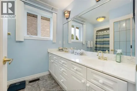 1075 Stoneybrook Windsor ON N9G 2Y3