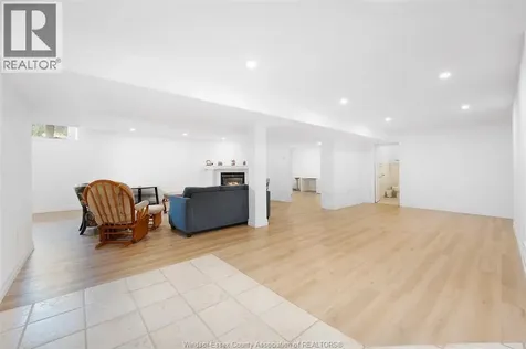 1075 Stoneybrook Windsor ON N9G 2Y3