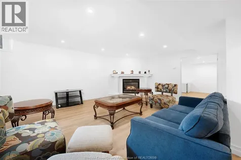 1075 Stoneybrook Windsor ON N9G 2Y3