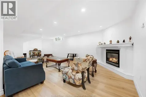1075 Stoneybrook Windsor ON N9G 2Y3