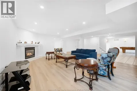 1075 Stoneybrook Windsor ON N9G 2Y3