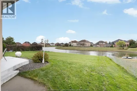 1075 Stoneybrook Windsor ON N9G 2Y3