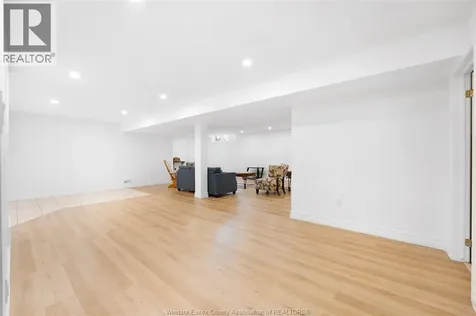 1075 Stoneybrook Windsor ON N9G 2Y3