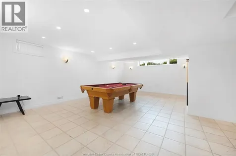 1075 Stoneybrook Windsor ON N9G 2Y3