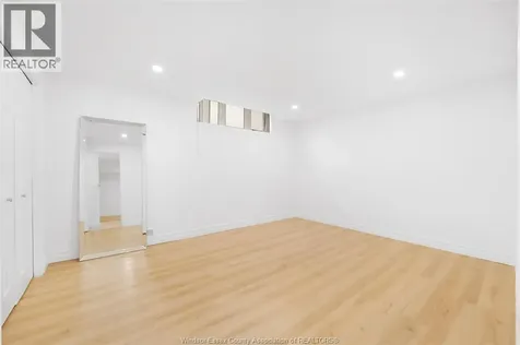 1075 Stoneybrook Windsor ON N9G 2Y3