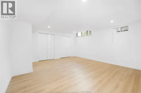 1075 Stoneybrook Windsor ON N9G 2Y3