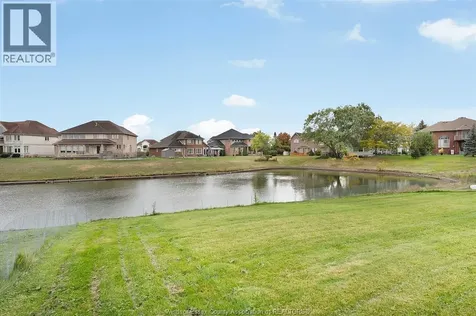 1075 Stoneybrook Windsor ON N9G 2Y3