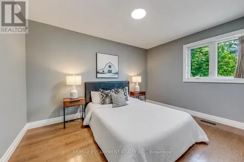 1633 Greenbriar Drive Oakville (ga Glen Abbey) ON L6M 1Y3