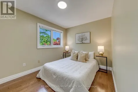 1633 Greenbriar Drive Oakville (ga Glen Abbey) ON L6M 1Y3