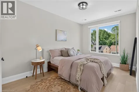 1047 Meredith Avenue Mississauga ON L5E 2C6
