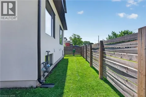1047 Meredith Avenue Mississauga ON L5E 2C6