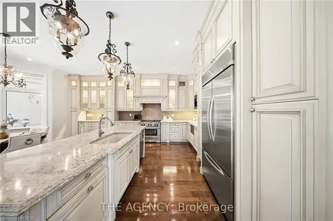 1098 Lakeshore Road West Oakville ON L6L 1E9