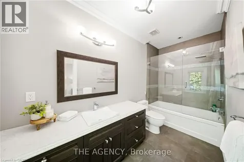 1098 Lakeshore Road West Oakville ON L6L 1E9