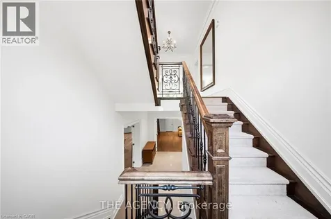 1098 Lakeshore Road West Oakville ON L6L 1E9