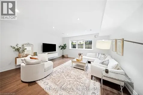 1098 Lakeshore Road West Oakville ON L6L 1E9