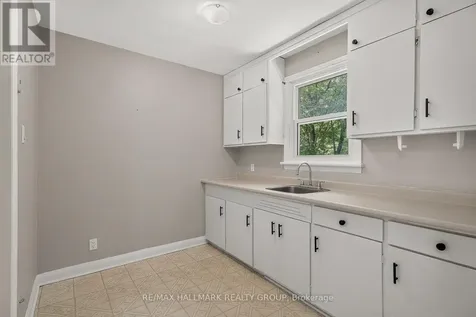 427 Pleasant Park Road Ottawa ON K1H 5M9