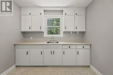 427 Pleasant Park Road Ottawa ON K1H 5M9