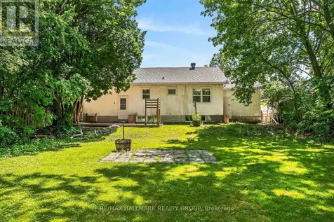 427 Pleasant Park Road Ottawa ON K1H 5M9