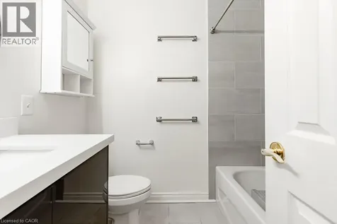 126 Mccraney Street West Oakville ON L6H 1H6