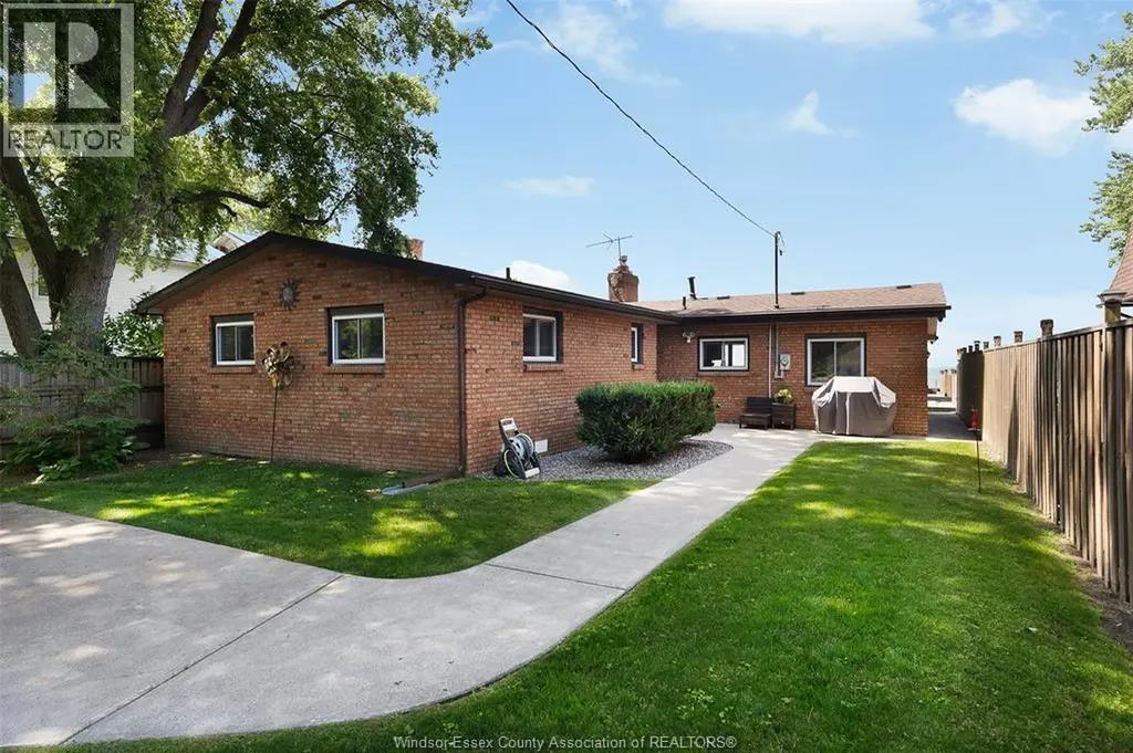 1824 Erie Avenue Amherstburg ON N9V 2Y8