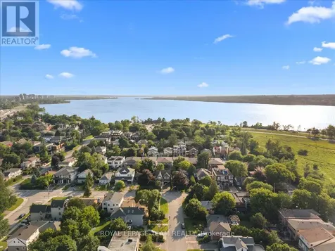331 Beechgrove Avenue Ottawa ON K1Z 6R4