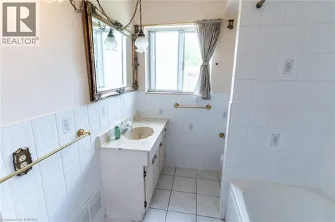 107 Queensway Drive Brantford ON N3R 4X1