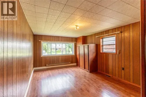 107 Queensway Drive Brantford ON N3R 4X1