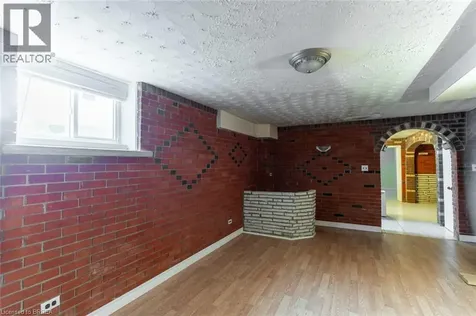107 Queensway Drive Brantford ON N3R 4X1