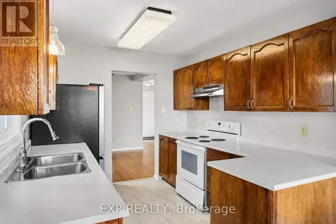 32 Peacock Crescent Ottawa ON K2J 3P6