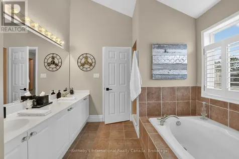 20 Sundial Court Collingwood ON L9Y 5E4