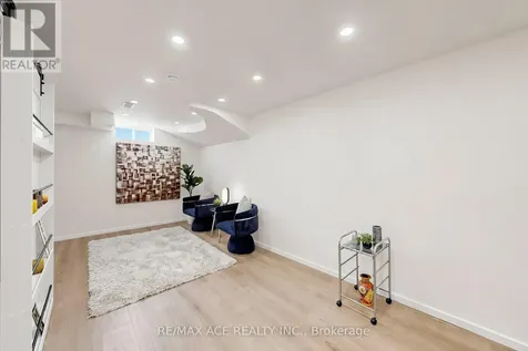 368 Elyse Court Aurora ON L4G 2C9
