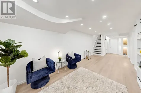 368 Elyse Court Aurora ON L4G 2C9
