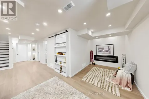 368 Elyse Court Aurora ON L4G 2C9