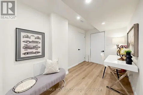 368 Elyse Court Aurora ON L4G 2C9