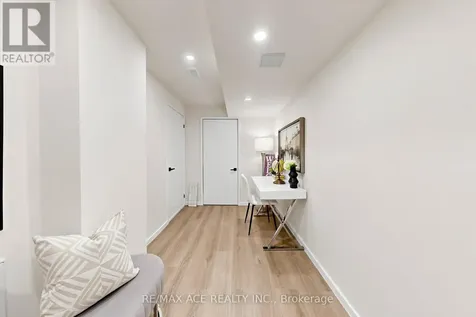 368 Elyse Court Aurora ON L4G 2C9