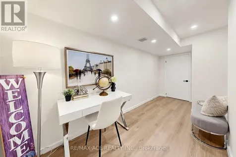 368 Elyse Court Aurora ON L4G 2C9