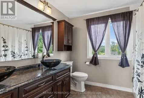 9 Heron Drive Laurentian Valley ON K8A 8N8
