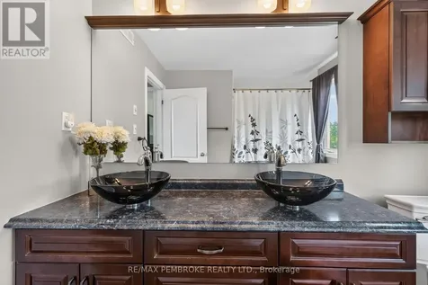 9 Heron Drive Laurentian Valley ON K8A 8N8