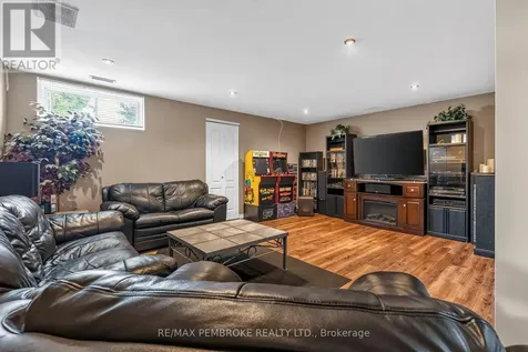 9 Heron Drive Laurentian Valley ON K8A 8N8