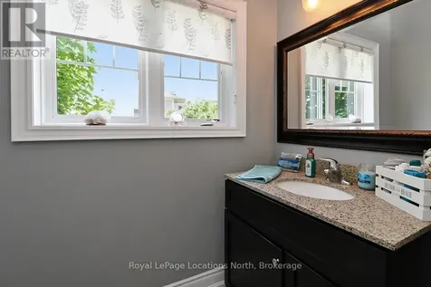 17 Sandy Coast Crescent Wasaga Beach ON L9Z 0G1
