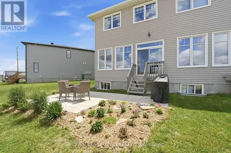 715 Maverick Crescent Ottawa ON K2S 2X1