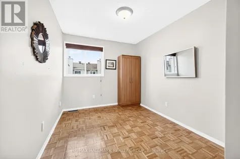 25 Castlegreen Private Ottawa ON K1T 3N4