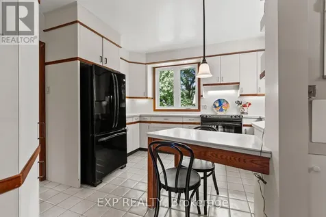 579 Broadview Avenue Ottawa ON K2A 2L6
